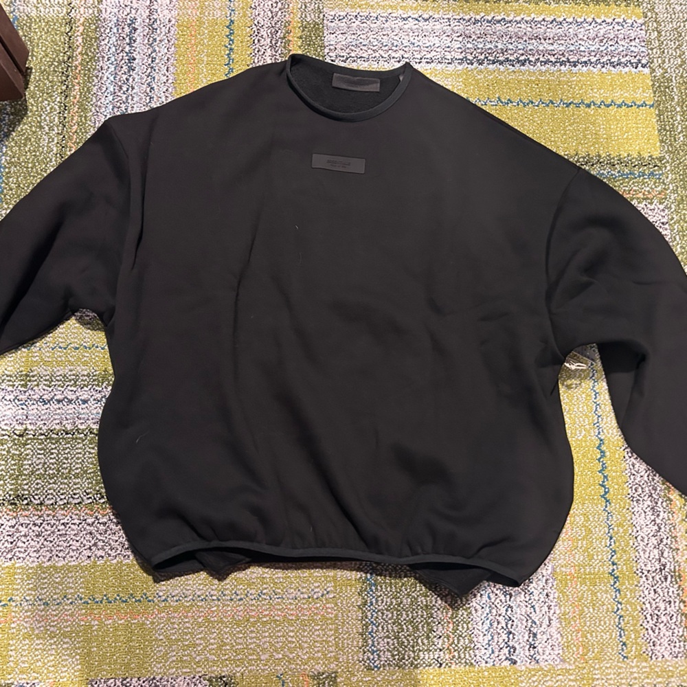 NWT Never worn men’s essentials crewneck in black size M